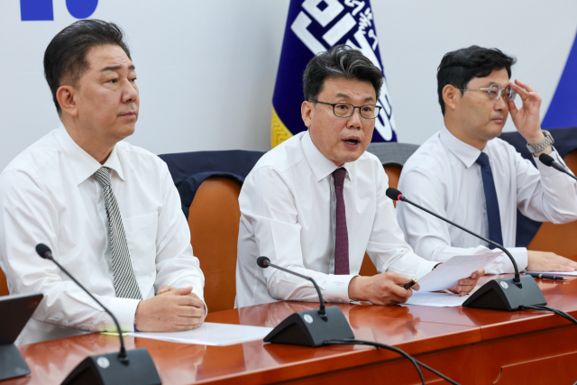 진성준 더불어민주당 정책위의장이 19일 오전 서울 여의도 국회에서 열린 정책조정회의에 참석해 발언하고 있다. 뉴스1