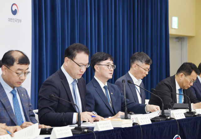 임기근(왼쪽 세 번째) 기획재정부 2차관이 18일 정부세종청사 중앙동에서 열린 ‘새정부 추가경정예산안 상세 브리핑’에서 주요내용을 발표하고 있다. 사진 제공=기획재정부.