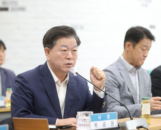 박승원 광명시장이 18일 시청 중회의실에서 열린 신안산선 붕괴사고 복구공사 현안간담회에서 발언하고 있다. 사진 제공=광명시