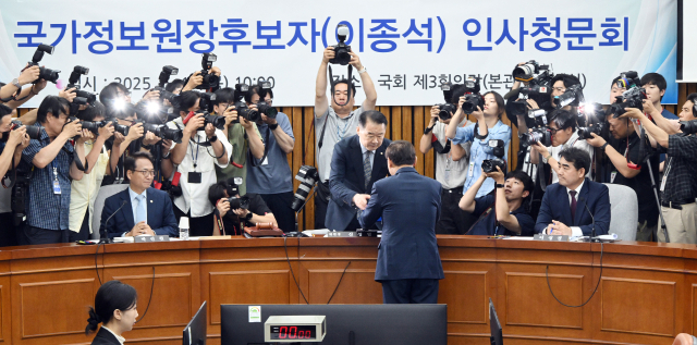 이종석 국가정보원장 후보자가 19일 국회에서 열린 정보위원회의 인사청문회에 출석해 선서한 뒤 신성범 위원장에게 선서문을 제출하고 있다. 오승현 기자 2025.06.19