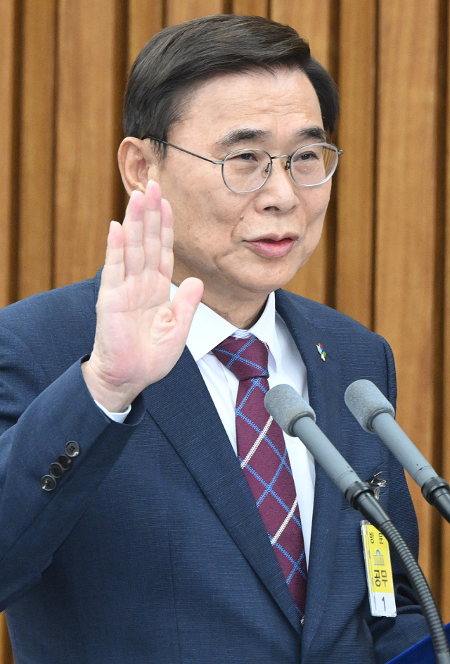 이종석 국가정보원장 후보자가 19일 국회에서 열린 정보위원회의 인사청문회에 출석해 선서하고 있다. 오승현 기자 2025.06.19