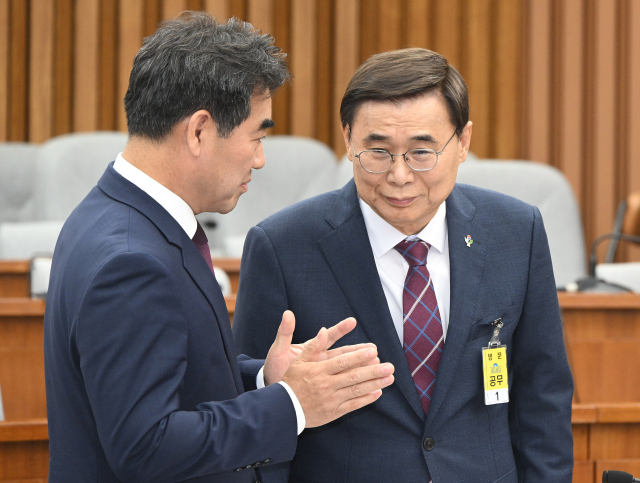 이종석(오른쪽) 국가정보원장 후보자가 19일 국회에서 열린 정보위원회의 인사청문회에 출석해 이성권 국민의힘 간사와 대화하고 있다. 오승현 기자 2025.06.19