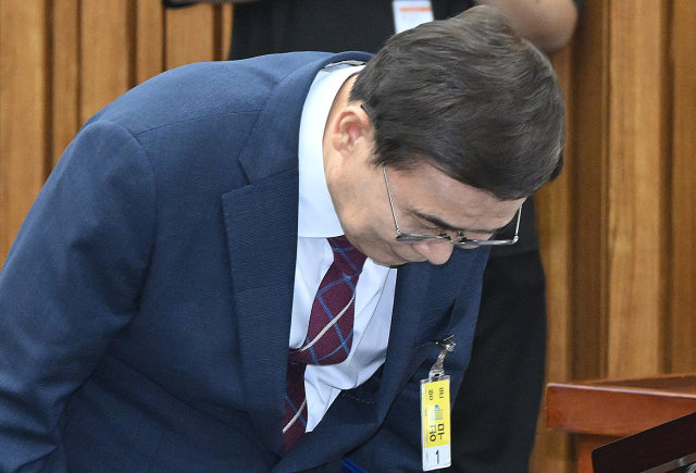 이종석 국가정보원장 후보자가 19일 국회에서 열린 정보위원회의 인사청문회에 출석해 선서하기 전 인사하고 있다. 오승현 기자 2025.06.19
