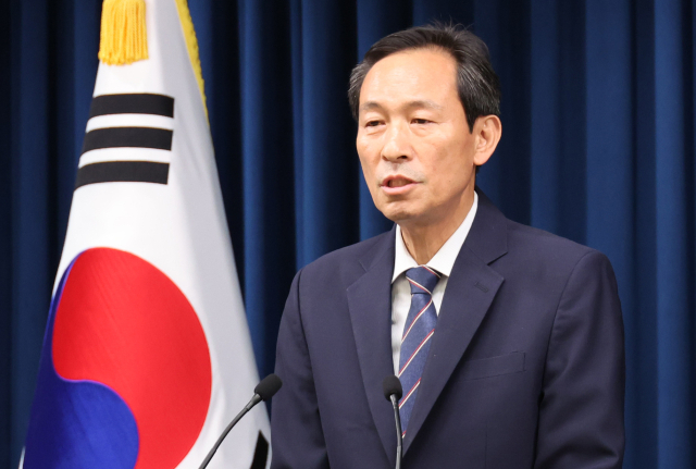 우상호 대통령실 정무수석이 19일 용산 대통령실에서 이재명 대통령과 여야 지도부 오찬 예정 관련 브리핑을 하고 있다. 연합뉴스