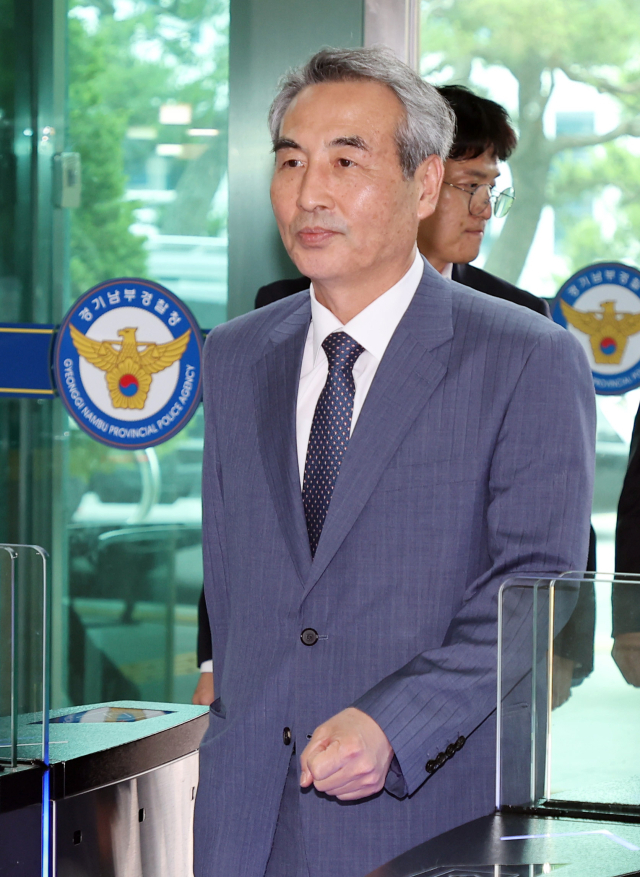 윤석열 전 대통령 부인 김건희 여사 관련 의혹을 수사하는 민중기 특별검사와 특검보들이 19일 경기 수원시 경기남부경찰청을 방문, 김준영 청장 면담을 위해 이동하고 있다. 수원=연합뉴스