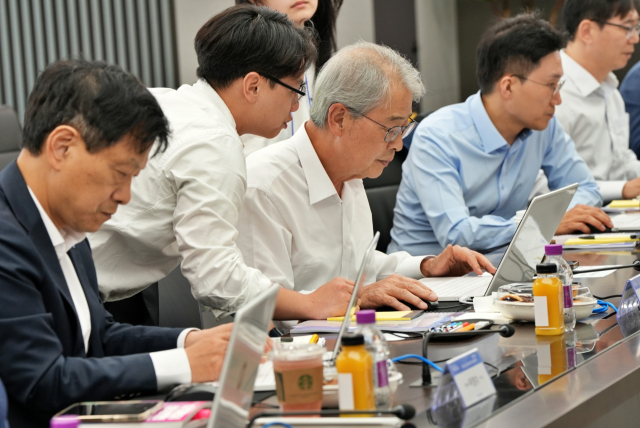 임종룡(왼쪽 세 번째) 우리금융그룹 회장이 18일 그룹 본사에서 챗GPT 업무 활용 실습을 하고 있다. 사진 제공=우리금융그룹