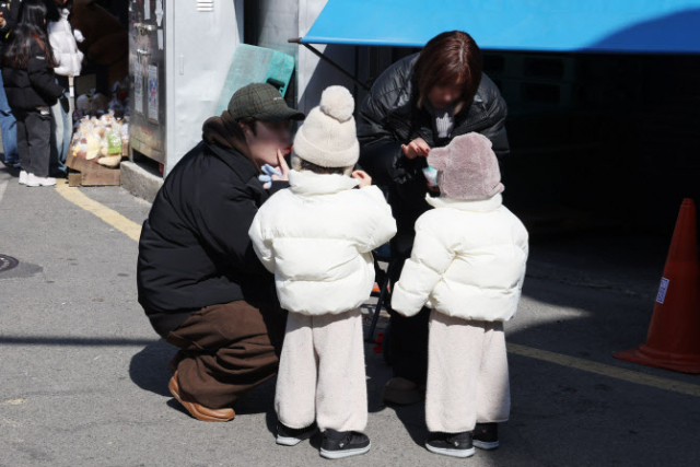 서울 시내에서 이동하는 가족의 모습. 연합뉴스
