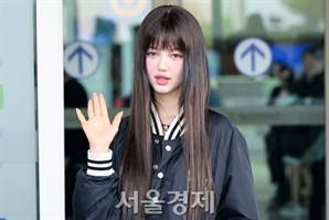 뉴진스 '독자 활동' 막혔는데…다니엘, 법적공방 어도어와 日 행사 동반 참석