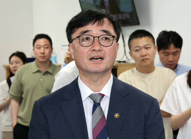 임기근 기획재정부 2차관이 11일 정부세종청사 기획재정부 기자실을 찾아 출입기자들과 얘기를 나누고 있다. 연합뉴스