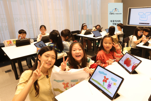 삼성스토어 대전에서 진행된 '갤럭시와 함께하는 AI 클래스'에서 아이들이 갤럭시 AI를 활용한 티셔츠 만들기를 체험하고 있다. 사진제공=삼성전자