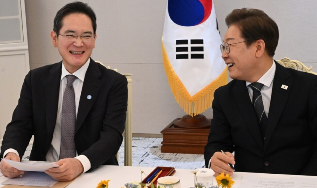 이재명 대통령이 13일 서울 용산 대통령실청사에서 열린 경제단체와 기업인 간담회에서 이재용 삼성전자 회장과 이야기를 나누고 있다. 대통령실 사진기자단