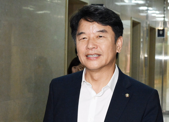 비공개 회동 위해 이동하는 與野 원내수석
