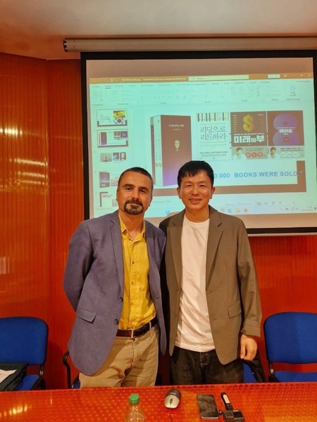 사진=이지성 작가가 스페인 마드리드에 위치한 아우또노마 대학교(Universidad Autonoma de Madrid) 마리오 에스테반(Mario Esteban) 교수와 포즈를 취하고 있다.