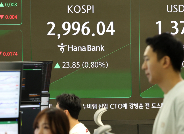 코스피가 상승 출발한 19일 서울 중구 하나은행 딜링룸에서 딜러들이 대화하고 있다. 연합뉴스