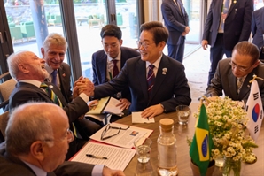 G7 지켜본 탁현민 "李, 할 수 있는 것 다 하고 와…혼자 뚱하니 있던 尹, 특이해"