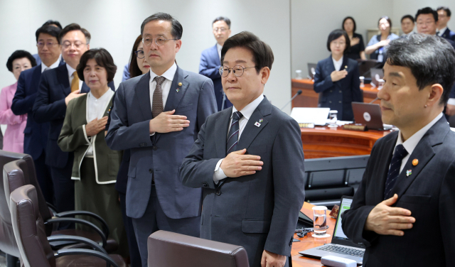 이재명 대통령이 19일 용산 대통령실에서 열린 국무회의에서 국기에 경례하고 있다. 연합뉴스.
