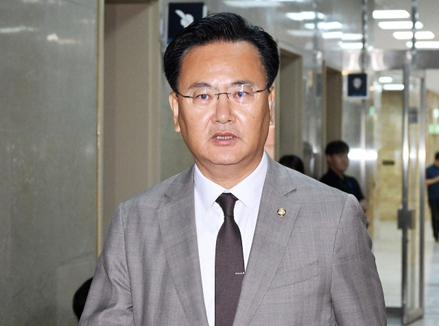 유상범 국민의힘 원내운영수석부대표가 19일 문진석 더불어민주당 원내운영수석부대표와 회동하기 위해 국회 운영위원회 소회의실로 향하고 있다. 오승현 기자