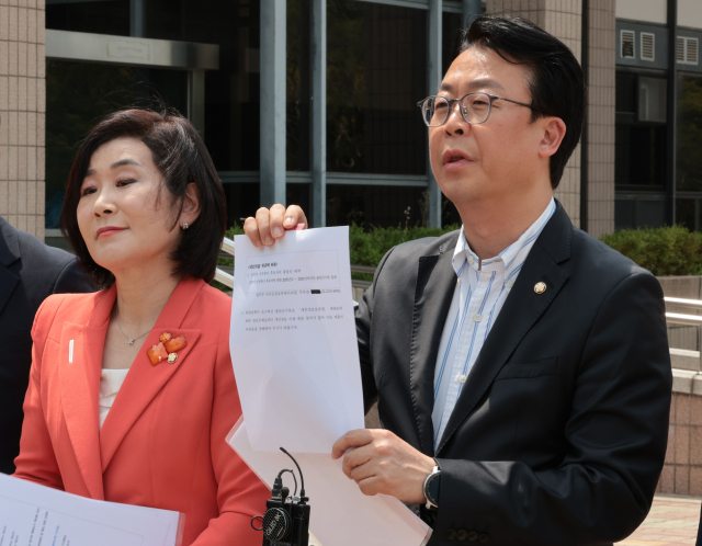 국무총리 후보자 인사청문특위 및 법제사법위원회 위원인 국민의힘 곽규택 의원(오른쪽)이 19일 경기도 정부과천청사 법무부 민원실 앞에서 김민석 총리 후보자 출입국 자료제출 거부 사유 확인 및 제출을 촉구하는 발언을 하며 법무부의 답변서를 들어보이고 있다. 연합뉴스