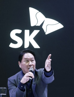 미국 라스베이거스에서 열린 ‘CES 2025’에 참석한 최태원 SK 회장이 SK 전시 부스 내 마련된 비즈니스 라운지에서 질의응답을 진행하고 있다. 사진제공=SK