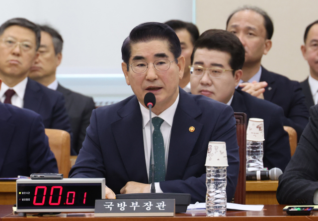 김용현 국방부 전 장관이 2024년 11월 28일 국회에서 열린 국방위원회 전체회의에서 의원 질의에 답하고 있다. 연합뉴스