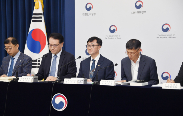 임기근(왼쪽 세 번째) 기획재정부 2차관이 18일 오후 정부세종청사 중앙동에서 열린 ‘새정부 추가경정예산안 상세 브리핑’에서 주요내용을 발표하고 있다. 사진 제공=기획재정부.