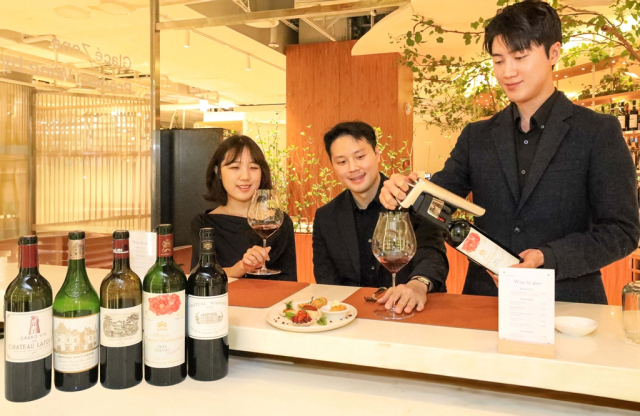 현대백화점이 압구정본점의 와인 복합 매장 와인웍스 내부에서 ‘프리미엄 글라스 와인 바’를 운영 중이다. 사진 제공=현대백화점