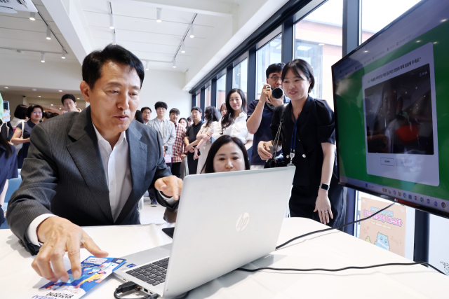 오세훈 서울시장이 19일 서울 성수동의 한 카페에서 열린 ‘2025 서울 청년 취업 멘토링 페스타’에서 맞춤형 상담을 체험하고 있다. 연합뉴스