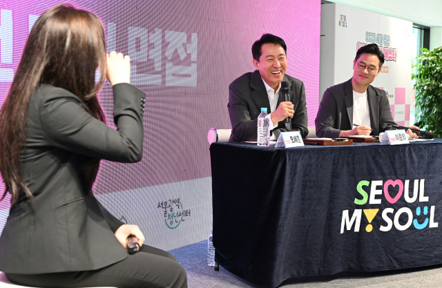 오세훈(가운데) 서울시장이 19일 서울 성수동의 한 카페에서 열린 ‘2025 서울 청년 취업 멘토링 페스타’에 모의 면접관으로 참여해 면접을 진행하고 있다. 사진 제공=서울시