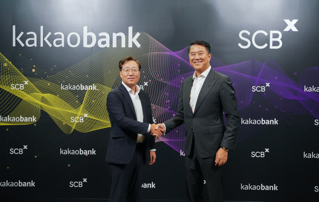 윤호영(왼쪽) 카카오뱅크 대표와 아르시드 난다위다야 SCBX 대표이사가 2023년 6월 태국 방콕에 위치한 SCBX 본사에서 진행된 '태국 가상은행 인가 획득을 위한 업무협약' 체결식에서 기념 촬영을 하고 있다. 사진 제공=카카오뱅크