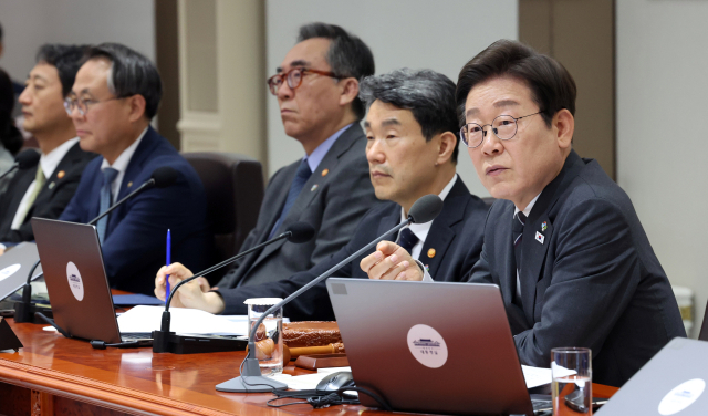이재명 대통령이 19일 2차 추가경정예산안 의결을 위해 용산 대통령실에서 열린 국무회의에서 발언하고 있다. 연합뉴스