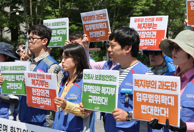 민주노총 공공운수노조 의료연대본부 관계자들이 지난 12일 서울 종로구 광화문광장에서 보건복지부의 진료지원업무 제도화 방안에 대한 입장 및 간호사 설문 발표 기자회견을 하고 있다. 뉴스1