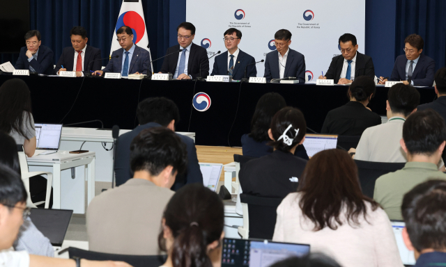기획재정부 임기근(왼쪽 네번째) 2차관이 지난 18일 정부세종청사 민원동 공용 브리핑실에서 새 정부 추가경정예산안에 관해 설명하고 있다. 연합뉴스