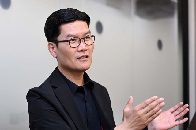 최수안 엘앤에프 대표이사 부회장이 서울 용산구 서울스퀘어에서 인터뷰하고 있다. 조태형기자