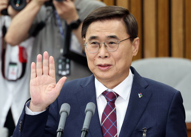 이종석 국가정보원장 후보자가 19일 국회에서 열린 정보위원회의 인사청문회에 출석해 선서하고 있다. 오승현 기자