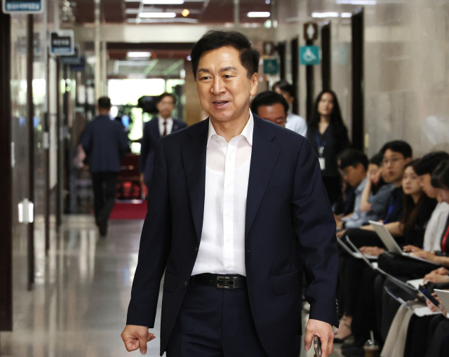 김기현 국민의힘 의원이 이달18일 국회에서 송언석 원내대표 주재로 열리는 4선 이상 의원들과의 간담회에 참석하기 위해 이동하고 있다. 연합뉴스