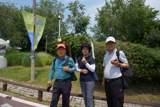 ‘제14회 서울시파크골프협회장기 대회’ 참가 선수들이 대회 전 환하게 웃고 있다. 문예빈 기자