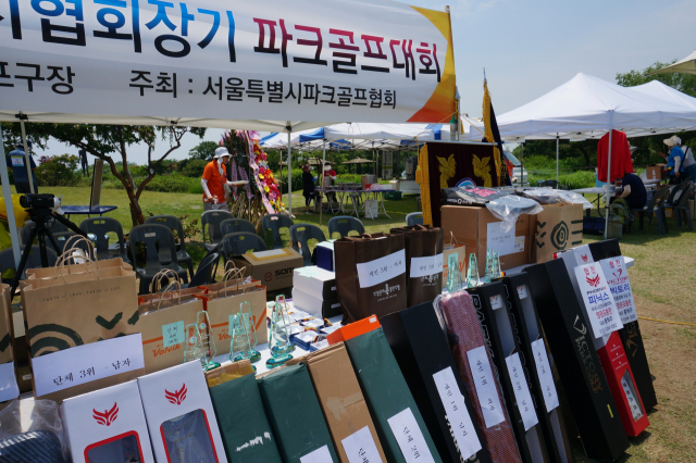 ‘제14회 서울시파크골프협회장기 대회’ 경품들이 나열돼 있다. 문예빈 기자