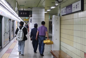 누구는 덥다·누구는 춥다 민원… 서울지하철은 자동 온도 조절 중