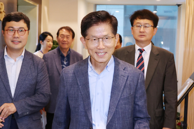김문수 전 국민의힘 대선 후보가 20일 대선 후 캠프 관계자들과 오찬을 하기 위해 서울 여의도의 한 중식당으로 들어가고 있다. 연합뉴스