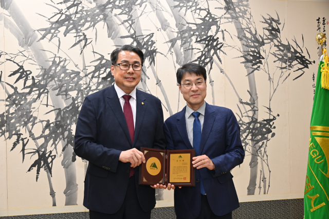 변창훈(왼쪽) 대구한의대 총장이 19일 김정기 대구시장 권한대행으로부터 감사패를 받고 있다. 사진제공=대구시