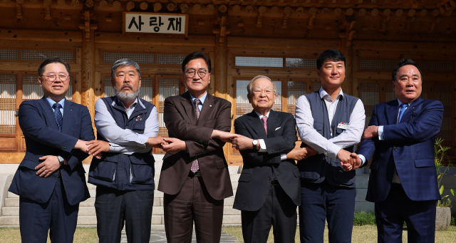 우원식 국회의장이 작년 10월 30일 서울 국회 사랑재에서 열린 ‘국회의 사회적 대화를 위한 국회의장-노사 5단체 대표 오찬 간담회’에 앞서 기념 촬영을 하고 있다. 연합뉴스