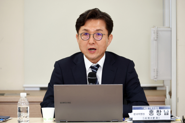 홍창남 국정기획위원회 사회2분과위원장이 20일 경기 정부과천청사 방송통신위원회에서 열린 국정기획위원회 업무보고에서 발언하고 있다. 연합뉴스