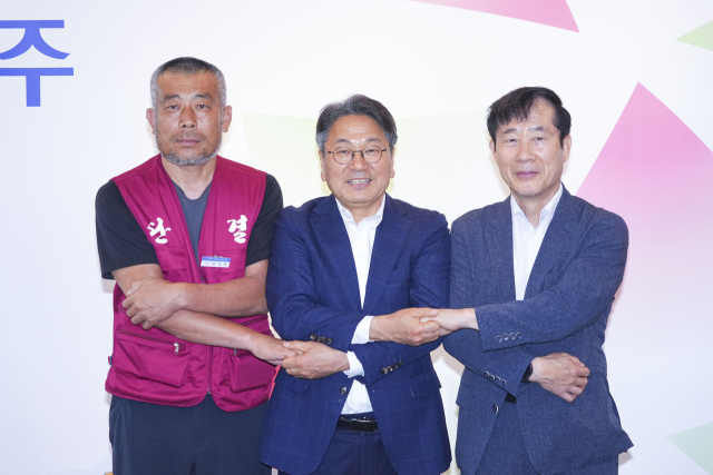 광주 시내버스 노사는 20일 광주시청 접견실에서 강기정 광주광역시장 중재로 임금 및 단체 협상에 합의했다. 사진 왼쪽부터 박상복 광주지역버스노동조합위원장, 강기정 광주광역시장, 임동춘 광주버스운송사업조합 이사장. 사진 제공=광주광역시