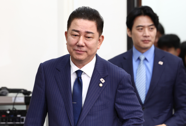 김병기 더불어민주당 대표 직무대행 겸 원내대표가 20일 오전 서울 여의도 국회에서 열린 최고위원회의에 입장하고 있다. 뉴스1