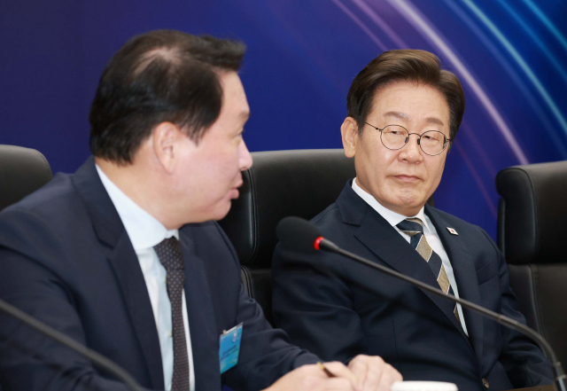 이재명 대통령이 20일 울산전시컨벤션센터에서 열린 인공지능(AI) 글로벌 협력 기업 간담회에서 최태원 SK그룹 회장의 발언을 듣고 있다. / 연합뉴스