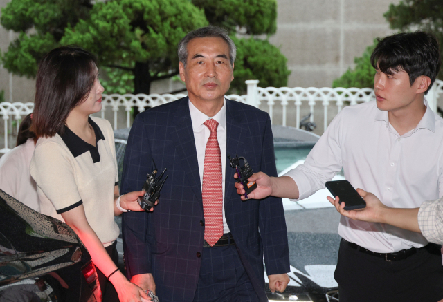 윤석열 전 대통령 부인 김건희 여사 관련 의혹을 수사하는 민중기 특별검사가 20일 서울 서초구 서초동에 마련된 임시 사무실로 출근하고 있다. 연합뉴스