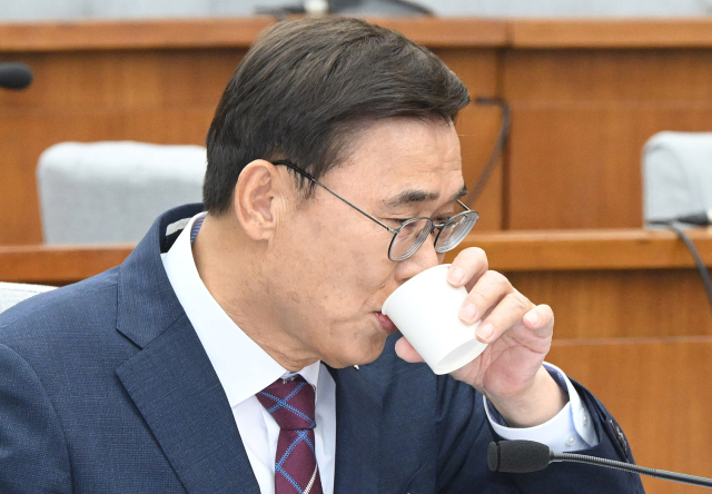 이종석 국가정보원장 후보자가 19일 국회에서 열린 정보위원회의 인사청문회에 출석해 의원들의 질의를 들으며 물을 마시고 있다. 오승현 기자