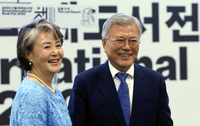 문재인 전 대통령과 부인 김정숙 여사가 18일 오후 서울 강남구 삼성동 코엑스에서 열린 2025 서울국제도서전 한국에서 가장 좋은 책 시상식에 참석하고 있다. 뉴스1