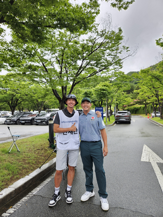 전재한의 캐디로 나선 배우 이지훈(왼쪽).