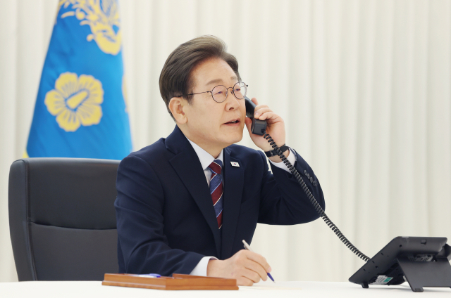 이재명 대통령이 6일 서울 한남동 관저에서 도널드 트럼프 미국 대통령과 전화 통화를 하기 위해 수화기를 들고 있다. 연합뉴스